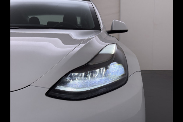 Tesla Model 3 Long Range AWD 75kWh Facelift Trekhaak Warmtepomp Elek.Achterklep Lmv AutoPilot Leder Panoramadak Adaptive-Cruise Camera's Elekt Navi LED DAB Voorverwarmen interieur Keyless One-Pedal-Drive 4WD SOH 86% 1e Eigenaar Origineel Nederlandse Auto Fabrieksgarantie op Accu en Motor tot 21-12-2028/192.00km € 62.000 nieuw !