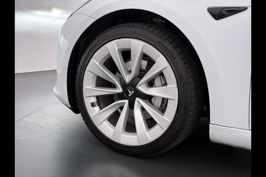 Tesla Model 3 Long Range AWD 75kWh Facelift Trekhaak Warmtepomp Elek.Achterklep Lmv AutoPilot Leder Panoramadak Adaptive-Cruise Camera's Elekt Navi LED DAB Voorverwarmen interieur Keyless One-Pedal-Drive 4WD SOH 86% 1e Eigenaar Origineel Nederlandse Auto Fabrieksgarantie op Accu en Motor tot 21-12-2028/192.00km € 62.000 nieuw !