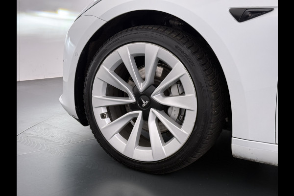 Tesla Model 3 Long Range AWD 75kWh Facelift Trekhaak Warmtepomp Elek.Achterklep Lmv AutoPilot Leder Panoramadak Adaptive-Cruise Camera's Elekt Navi LED DAB Voorverwarmen interieur Keyless One-Pedal-Drive 4WD SOH 86% 1e Eigenaar Origineel Nederlandse Auto Fabrieksgarantie op Accu en Motor tot 21-12-2028/192.00km € 62.000 nieuw !