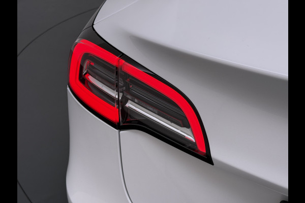 Tesla Model 3 Long Range AWD 75kWh Facelift Trekhaak Warmtepomp Elek.Achterklep Lmv AutoPilot Leder Panoramadak Adaptive-Cruise Camera's Elekt Navi LED DAB Voorverwarmen interieur Keyless One-Pedal-Drive 4WD SOH 86% 1e Eigenaar Origineel Nederlandse Auto Fabrieksgarantie op Accu en Motor tot 21-12-2028/192.00km € 62.000 nieuw !