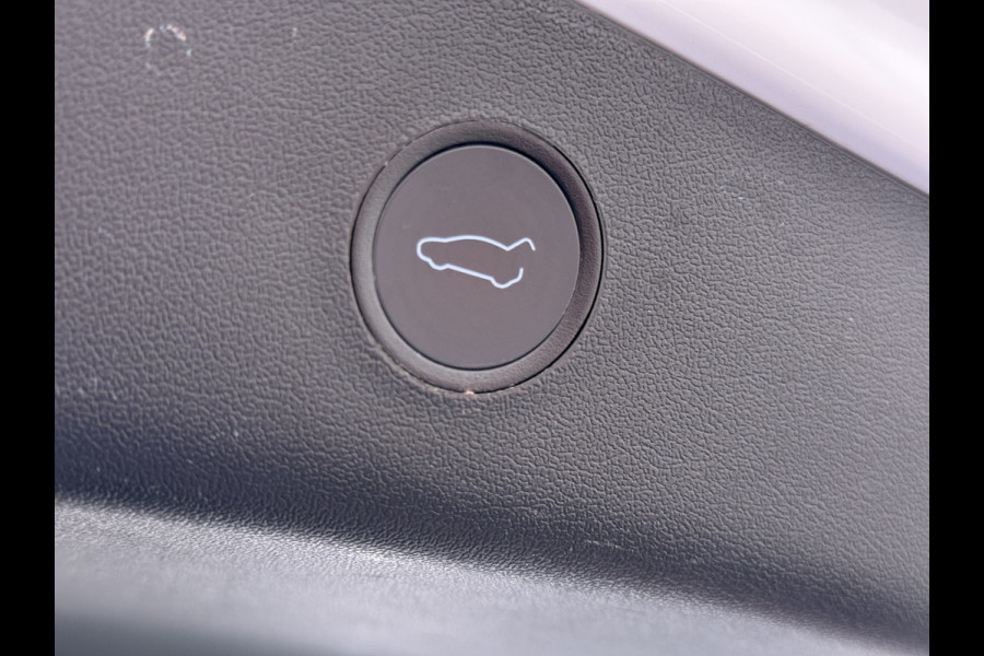 Tesla Model 3 Long Range AWD 75kWh Facelift Trekhaak Warmtepomp Elek.Achterklep Lmv AutoPilot Leder Panoramadak Adaptive-Cruise Camera's Elekt Navi LED DAB Voorverwarmen interieur Keyless One-Pedal-Drive 4WD SOH 86% 1e Eigenaar Origineel Nederlandse Auto Fabrieksgarantie op Accu en Motor tot 21-12-2028/192.00km € 62.000 nieuw !