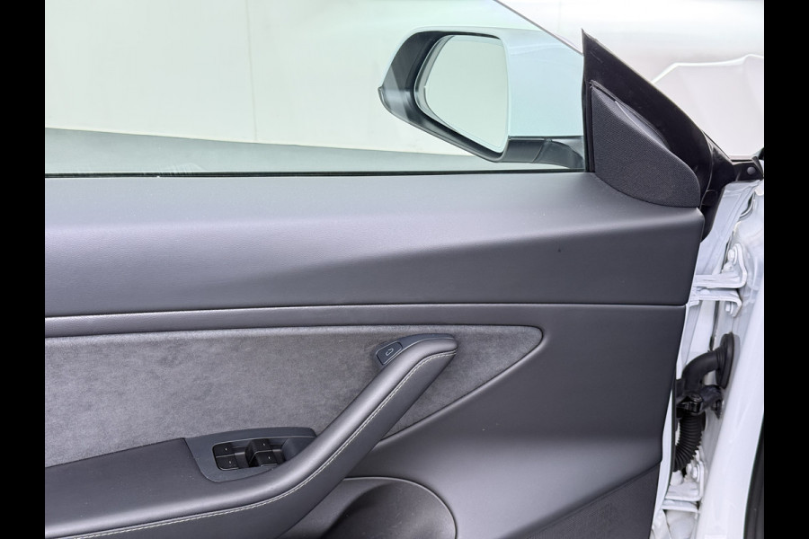 Tesla Model 3 Long Range AWD 75kWh Facelift Trekhaak Warmtepomp Elek.Achterklep Lmv AutoPilot Leder Panoramadak Adaptive-Cruise Camera's Elekt Navi LED DAB Voorverwarmen interieur Keyless One-Pedal-Drive 4WD SOH 86% 1e Eigenaar Origineel Nederlandse Auto Fabrieksgarantie op Accu en Motor tot 21-12-2028/192.00km € 62.000 nieuw !