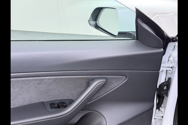 Tesla Model 3 Long Range AWD 75kWh Facelift Trekhaak Warmtepomp Elek.Achterklep Lmv AutoPilot Leder Panoramadak Adaptive-Cruise Camera's Elekt Navi LED DAB Voorverwarmen interieur Keyless One-Pedal-Drive 4WD SOH 86% 1e Eigenaar Origineel Nederlandse Auto Fabrieksgarantie op Accu en Motor tot 21-12-2028/192.00km € 62.000 nieuw !