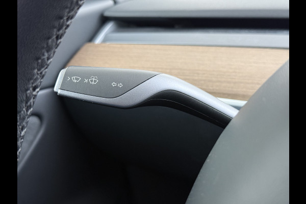 Tesla Model 3 Long Range AWD 75kWh Facelift Trekhaak Warmtepomp Elek.Achterklep Lmv AutoPilot Leder Panoramadak Adaptive-Cruise Camera's Elekt Navi LED DAB Voorverwarmen interieur Keyless One-Pedal-Drive 4WD SOH 86% 1e Eigenaar Origineel Nederlandse Auto Fabrieksgarantie op Accu en Motor tot 21-12-2028/192.00km € 62.000 nieuw !