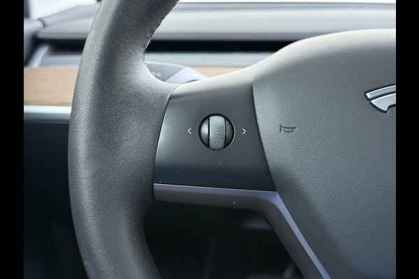 Tesla Model 3 Long Range AWD 75kWh Facelift Trekhaak Warmtepomp Elek.Achterklep Lmv AutoPilot Leder Panoramadak Adaptive-Cruise Camera's Elekt Navi LED DAB Voorverwarmen interieur Keyless One-Pedal-Drive 4WD SOH 86% 1e Eigenaar Origineel Nederlandse Auto Fabrieksgarantie op Accu en Motor tot 21-12-2028/192.00km € 62.000 nieuw !