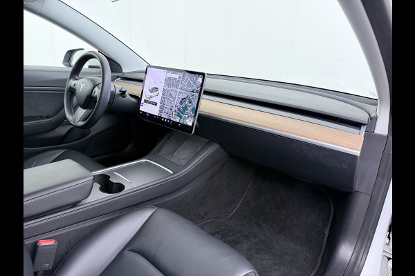 Tesla Model 3 Long Range AWD 75kWh Facelift Trekhaak Warmtepomp Elek.Achterklep Lmv AutoPilot Leder Panoramadak Adaptive-Cruise Camera's Elekt Navi LED DAB Voorverwarmen interieur Keyless One-Pedal-Drive 4WD SOH 86% 1e Eigenaar Origineel Nederlandse Auto Fabrieksgarantie op Accu en Motor tot 21-12-2028/192.00km € 62.000 nieuw !