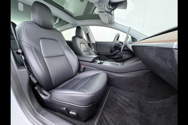 Tesla Model 3 Long Range AWD 75kWh Facelift Trekhaak Warmtepomp Elek.Achterklep Lmv AutoPilot Leder Panoramadak Adaptive-Cruise Camera's Elekt Navi LED DAB Voorverwarmen interieur Keyless One-Pedal-Drive 4WD SOH 86% 1e Eigenaar Origineel Nederlandse Auto Fabrieksgarantie op Accu en Motor tot 21-12-2028/192.00km € 62.000 nieuw !