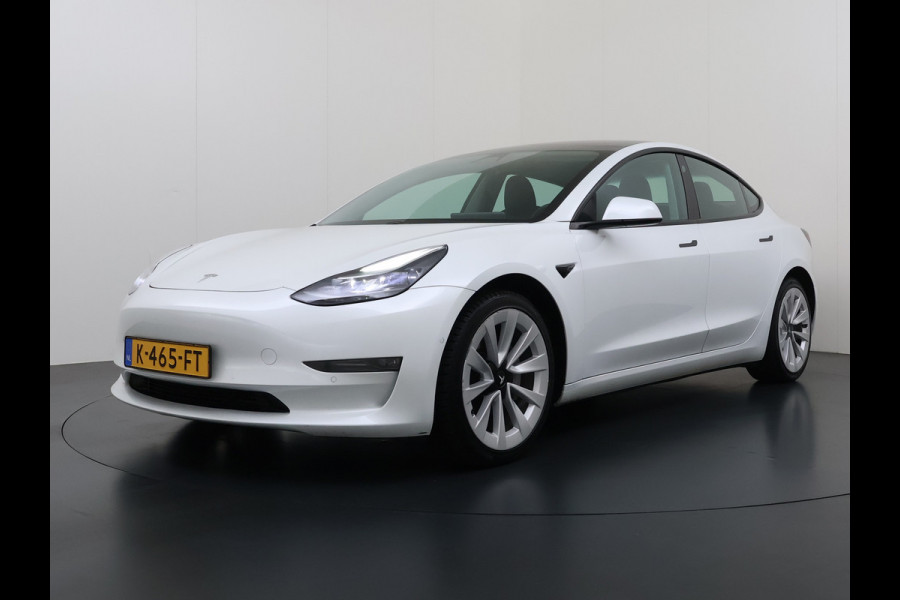 Tesla Model 3 Long Range AWD 75kWh Facelift Trekhaak Warmtepomp Elek.Achterklep Lmv AutoPilot Leder Panoramadak Adaptive-Cruise Camera's Elekt Navi LED DAB Voorverwarmen interieur Keyless One-Pedal-Drive 4WD SOH 86% 1e Eigenaar Origineel Nederlandse Auto Fabrieksgarantie op Accu en Motor tot 21-12-2028/192.00km € 62.000 nieuw !