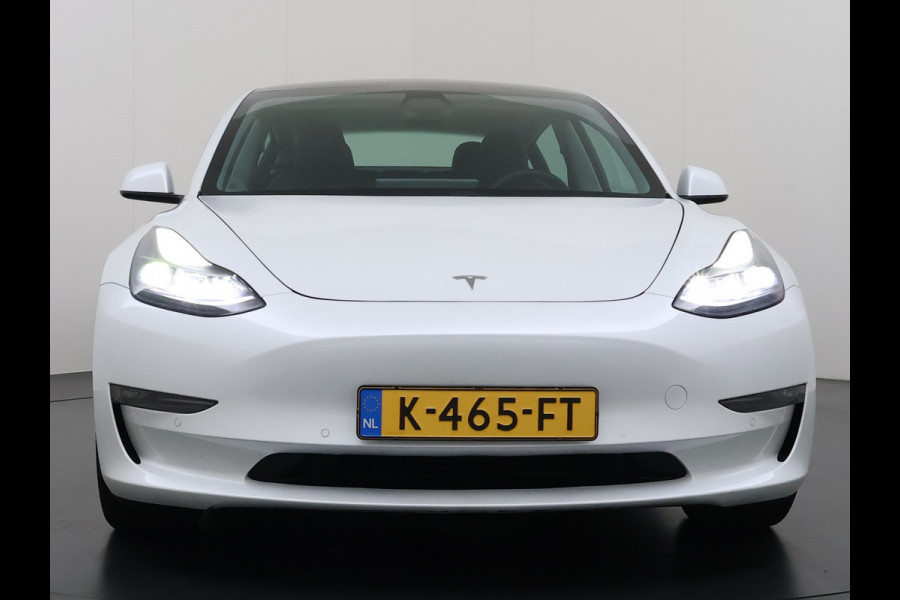 Tesla Model 3 Long Range AWD 75kWh Facelift Trekhaak Warmtepomp Elek.Achterklep Lmv AutoPilot Leder Panoramadak Adaptive-Cruise Camera's Elekt Navi LED DAB Voorverwarmen interieur Keyless One-Pedal-Drive 4WD SOH 86% 1e Eigenaar Origineel Nederlandse Auto Fabrieksgarantie op Accu en Motor tot 21-12-2028/192.00km € 62.000 nieuw !