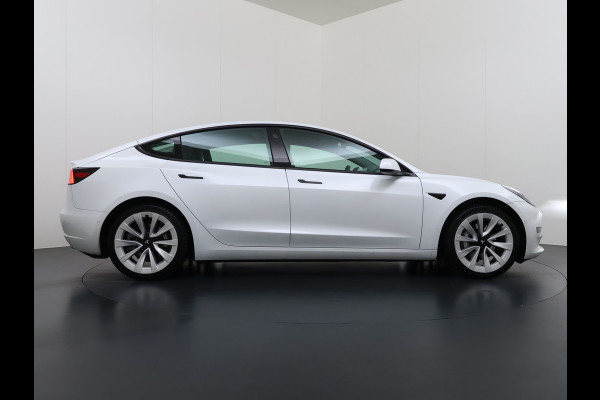 Tesla Model 3 Long Range AWD 75kWh Facelift Trekhaak Warmtepomp Elek.Achterklep Lmv AutoPilot Leder Panoramadak Adaptive-Cruise Camera's Elekt Navi LED DAB Voorverwarmen interieur Keyless One-Pedal-Drive 4WD SOH 86% 1e Eigenaar Origineel Nederlandse Auto Fabrieksgarantie op Accu en Motor tot 21-12-2028/192.00km € 62.000 nieuw !