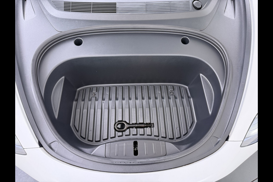 Tesla Model 3 Long Range AWD 75kWh Facelift Trekhaak Warmtepomp Elek.Achterklep Lmv AutoPilot Leder Panoramadak Adaptive-Cruise Camera's Elekt Navi LED DAB Voorverwarmen interieur Keyless One-Pedal-Drive 4WD SOH 86% 1e Eigenaar Origineel Nederlandse Auto Fabrieksgarantie op Accu en Motor tot 21-12-2028/192.00km € 62.000 nieuw !