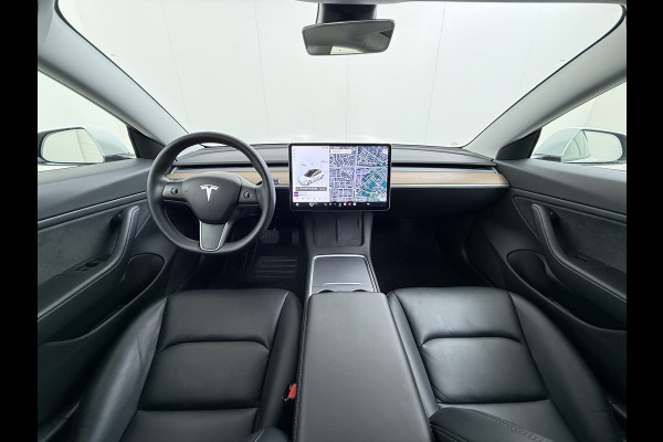 Tesla Model 3 Long Range AWD 75kWh Facelift Trekhaak Warmtepomp Elek.Achterklep Lmv AutoPilot Leder Panoramadak Adaptive-Cruise Camera's Elekt Navi LED DAB Voorverwarmen interieur Keyless One-Pedal-Drive 4WD SOH 86% 1e Eigenaar Origineel Nederlandse Auto Fabrieksgarantie op Accu en Motor tot 21-12-2028/192.00km € 62.000 nieuw !