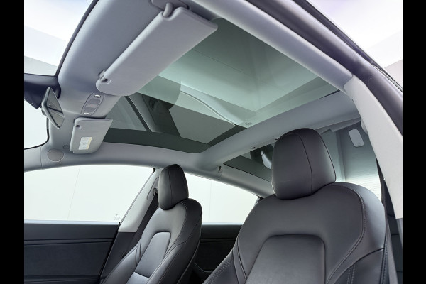 Tesla Model 3 Long Range AWD 75kWh Facelift Trekhaak Warmtepomp Elek.Achterklep Lmv AutoPilot Leder Panoramadak Adaptive-Cruise Camera's Elekt Navi LED DAB Voorverwarmen interieur Keyless One-Pedal-Drive 4WD SOH 86% 1e Eigenaar Origineel Nederlandse Auto Fabrieksgarantie op Accu en Motor tot 21-12-2028/192.00km € 62.000 nieuw !
