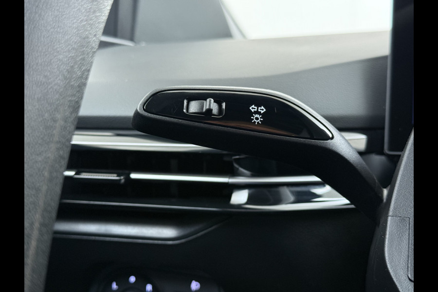 MG Mg4 electric 51kWh LFP AccuApple Carplay Android Auto Pdc Adap.Cruise Ecc Rijstrooksensor Led Bluetooth DAB Isofix File assistent Verkeersbord detectie SOH 92% € 30.000 nieuw!