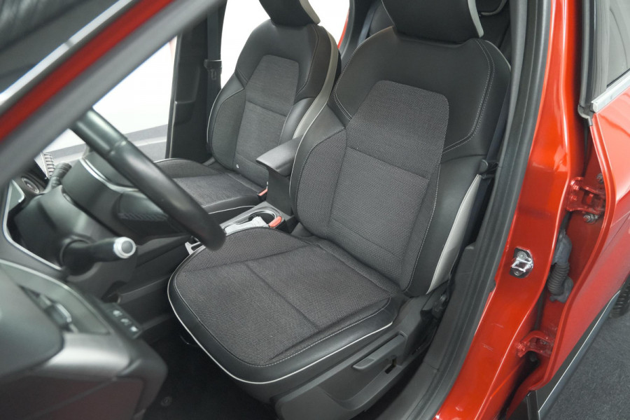 Renault Captur TCe 130 Intens | Camera | 9.3 Inch Grootscherm | Navigatie | Apple Carplay | Parkeersensoren
