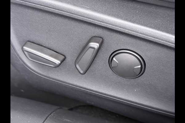 Ford Kuga 2.5 Hybrid PHEV ST-Line X Trekhaak Leer/Alcantara Head-Up Display Adaptive-Cruise Camera Navi Ecc Stoel+Achterbankverwarming App Privacy Glas Winterpakket Elek.Achterklep Led Virtual Cockpit Dodehoek-assistent 1.500KG Trekgewicht 1e Eigenaar Dealeronderhouden € 46.000 nieuw