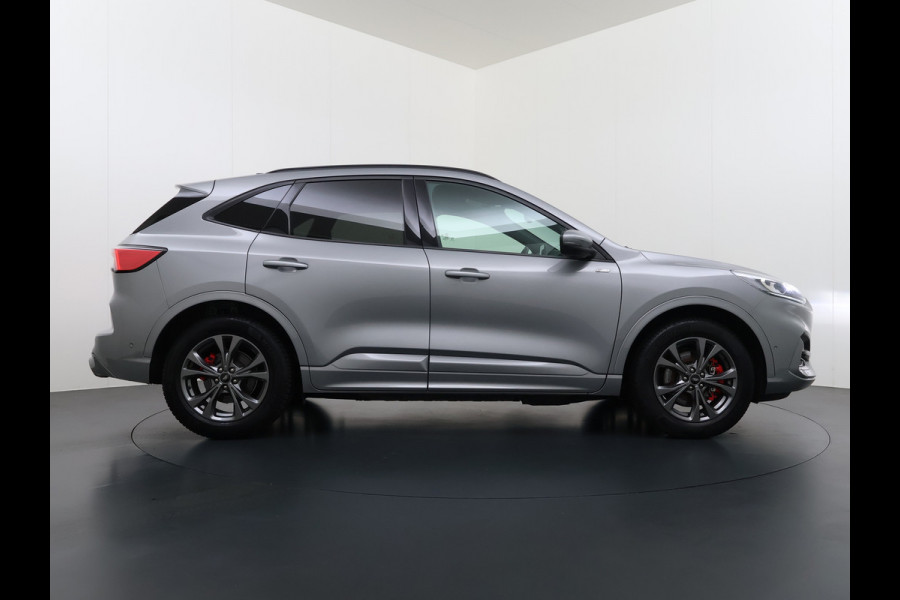 Ford Kuga 2.5 Hybrid PHEV ST-Line X Trekhaak Leer/Alcantara Head-Up Display Adaptive-Cruise Camera Navi Ecc Stoel+Achterbankverwarming App Privacy Glas Winterpakket Elek.Achterklep Led Virtual Cockpit Dodehoek-assistent 1.500KG Trekgewicht 1e Eigenaar Dealeronderhouden € 46.000 nieuw