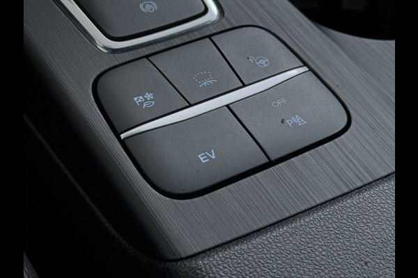 Ford Kuga 2.5 Hybrid PHEV ST-Line X Trekhaak Leer/Alcantara Head-Up Display Adaptive-Cruise Camera Navi Ecc Stoel+Achterbankverwarming App Privacy Glas Winterpakket Elek.Achterklep Led Virtual Cockpit Dodehoek-assistent 1.500KG Trekgewicht 1e Eigenaar Dealeronderhouden € 46.000 nieuw