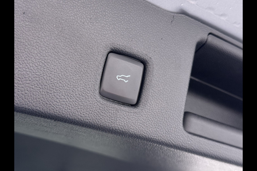 Ford Kuga 2.5 Hybrid PHEV ST-Line X Trekhaak Leer/Alcantara Head-Up Display Adaptive-Cruise Camera Navi Ecc Stoel+Achterbankverwarming App Privacy Glas Winterpakket Elek.Achterklep Led Virtual Cockpit Dodehoek-assistent 1.500KG Trekgewicht 1e Eigenaar Dealeronderhouden € 46.000 nieuw