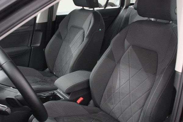 Volkswagen Golf Variant 1.5 eTSI 150pk DSG Style DEMO ! Navigatie Apple Carplay/Android Auto Parkeersensoren Adaptive Cruise Control Blind Spot Assist Stoel-en stuurverwarming Ledverlichting Getinte ramen Climate Control