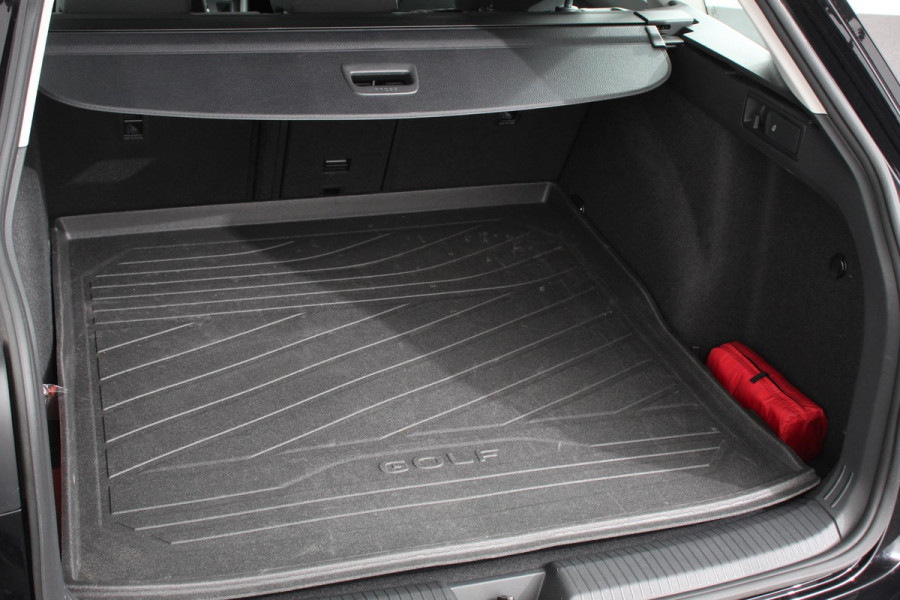 Volkswagen Golf Variant 1.5 eTSI 150pk DSG Style DEMO ! Navigatie Apple Carplay/Android Auto Parkeersensoren Adaptive Cruise Control Blind Spot Assist Stoel-en stuurverwarming Ledverlichting Getinte ramen Climate Control