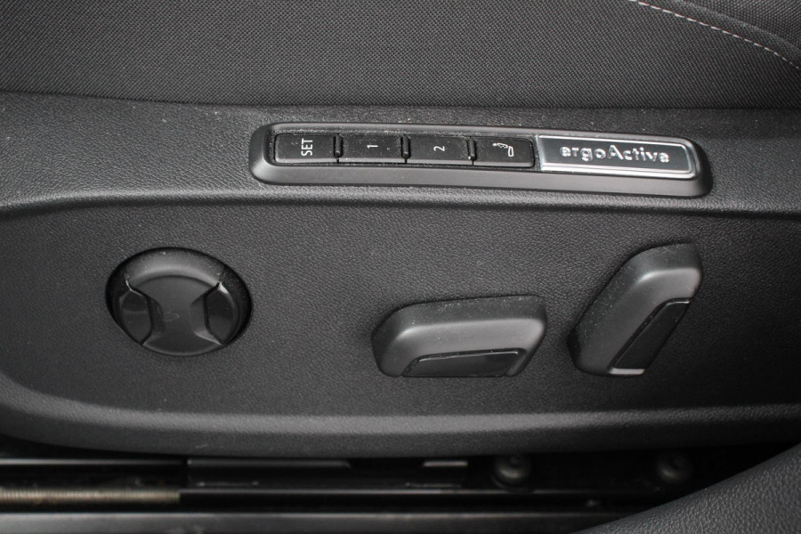 Volkswagen Golf Variant 1.5 eTSI 150pk DSG Style DEMO ! Navigatie Apple Carplay/Android Auto Parkeersensoren Adaptive Cruise Control Blind Spot Assist Stoel-en stuurverwarming Ledverlichting Getinte ramen Climate Control