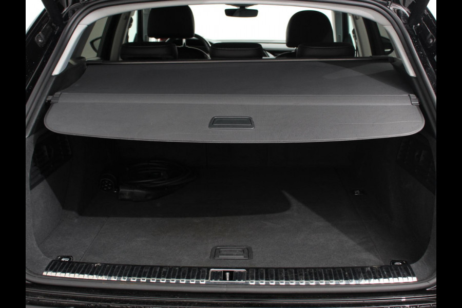 Audi e-tron e-tron 55 quattro | Leder | Navigatie | Trekhaak | Led koplampen | Tour pakket | Virtual cockpit | Cruise control adaptief