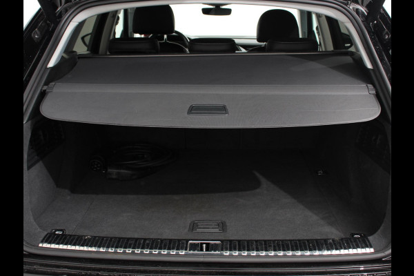 Audi e-tron e-tron 55 quattro | Leder | Navigatie | Trekhaak | Led koplampen | Tour pakket | Virtual cockpit | Cruise control adaptief
