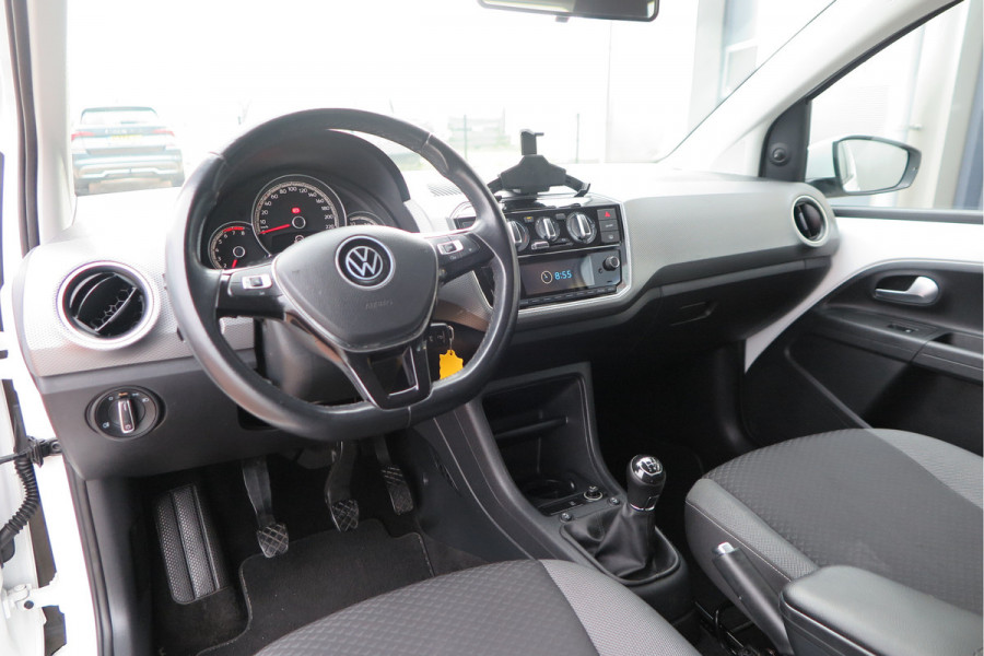 Volkswagen up! 1.0 49kw 66pk Active Cruisecontrol , Stoelverwarming , Navi via App, Achteruitrijcamera , Parkeersensoren , DAB+ radio , Multifunctioneel stuurwiel.etc.