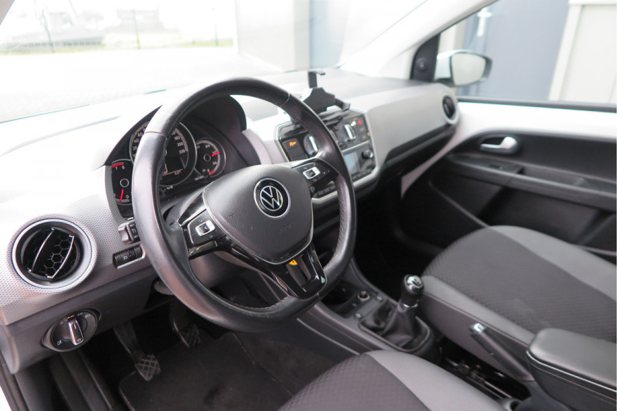 Volkswagen up! 1.0 49kw 66pk Active Cruisecontrol , Stoelverwarming , Navi via App, Achteruitrijcamera , Parkeersensoren , DAB+ radio , Multifunctioneel stuurwiel.etc.