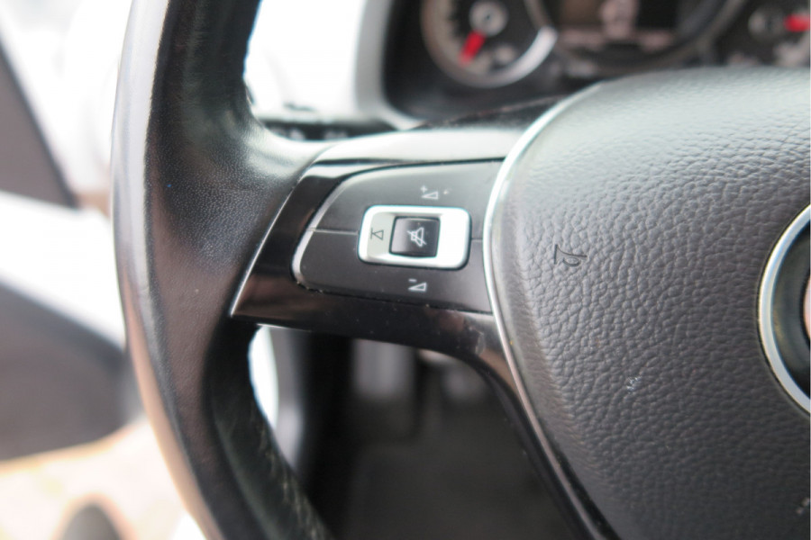 Volkswagen up! 1.0 49kw 66pk Active Cruisecontrol , Stoelverwarming , Navi via App, Achteruitrijcamera , Parkeersensoren , DAB+ radio , Multifunctioneel stuurwiel.etc.