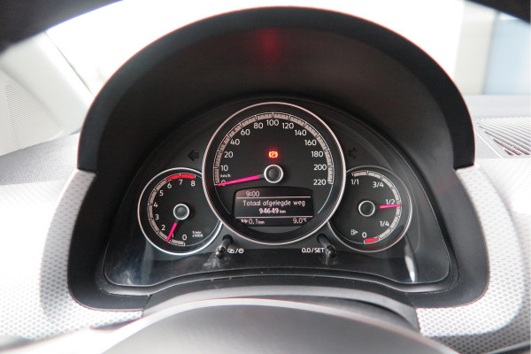 Volkswagen up! 1.0 49kw 66pk Active Cruisecontrol , Stoelverwarming , Navi via App, Achteruitrijcamera , Parkeersensoren , DAB+ radio , Multifunctioneel stuurwiel.etc.
