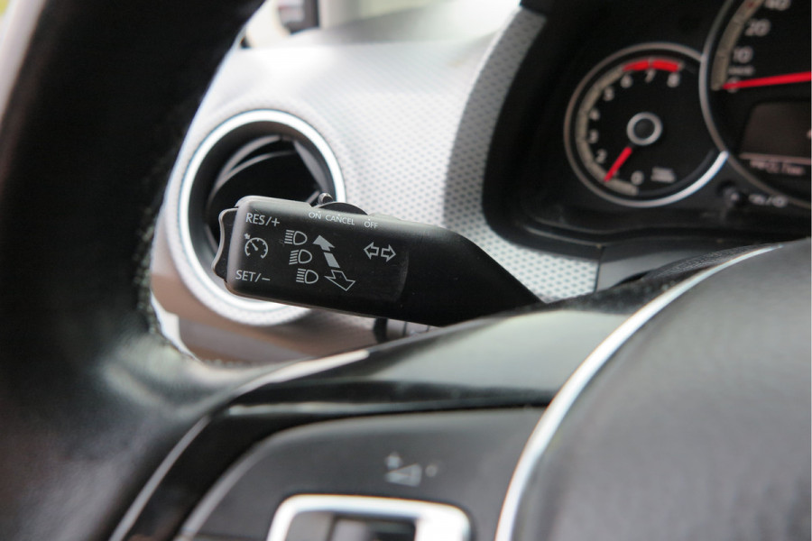 Volkswagen up! 1.0 49kw 66pk Active Cruisecontrol , Stoelverwarming , Navi via App, Achteruitrijcamera , Parkeersensoren , DAB+ radio , Multifunctioneel stuurwiel.etc.