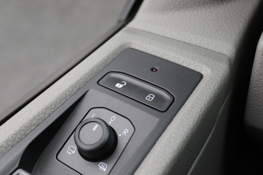 Volkswagen Transporter 2.0 TDI DSG L1H1 Leer, Airco, Apple Carplay, Camera, Cruise, Imperiaal, PDC, Trekhaak, 16''