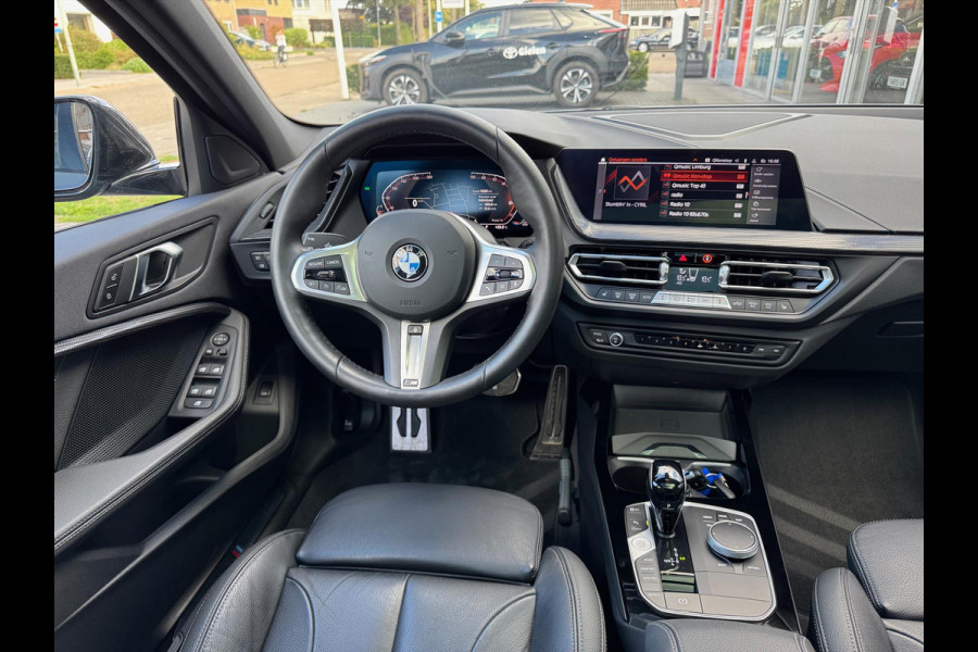BMW 1-Serie (f40) 118i M Sport | Panoramadak, 19 inch, Leer, Stoel + Stuurverwarming, Keyless, Elektrische achterklep, Parkeercamera