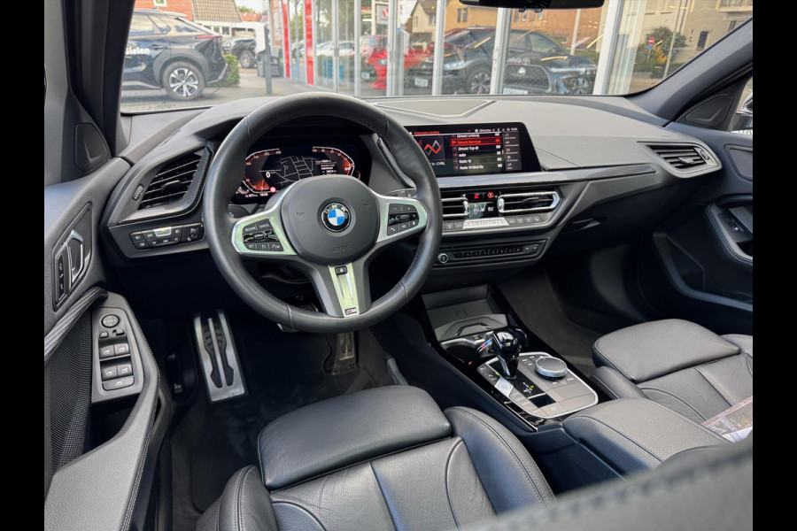 BMW 1-Serie (f40) 118i M Sport | Panoramadak, 19 inch, Leer, Stoel + Stuurverwarming, Keyless, Elektrische achterklep, Parkeercamera