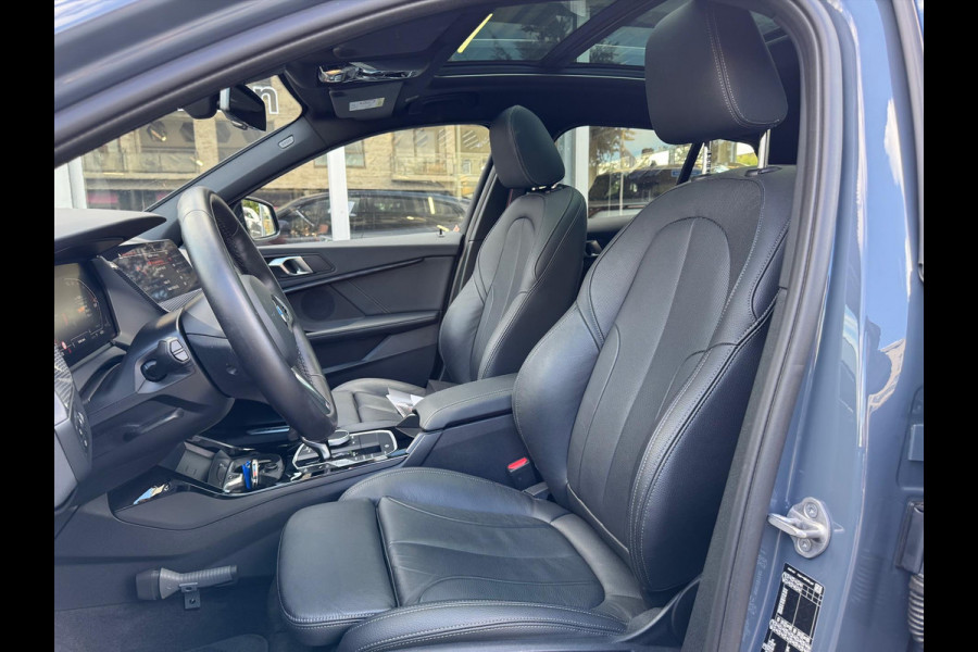 BMW 1-Serie (f40) 118i M Sport | Panoramadak, 19 inch, Leer, Stoel + Stuurverwarming, Keyless, Elektrische achterklep, Parkeercamera