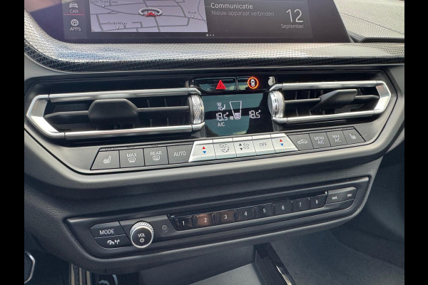 BMW 1-Serie (f40) 118i M Sport | Panoramadak, 19 inch, Leer, Stoel + Stuurverwarming, Keyless, Elektrische achterklep, Parkeercamera