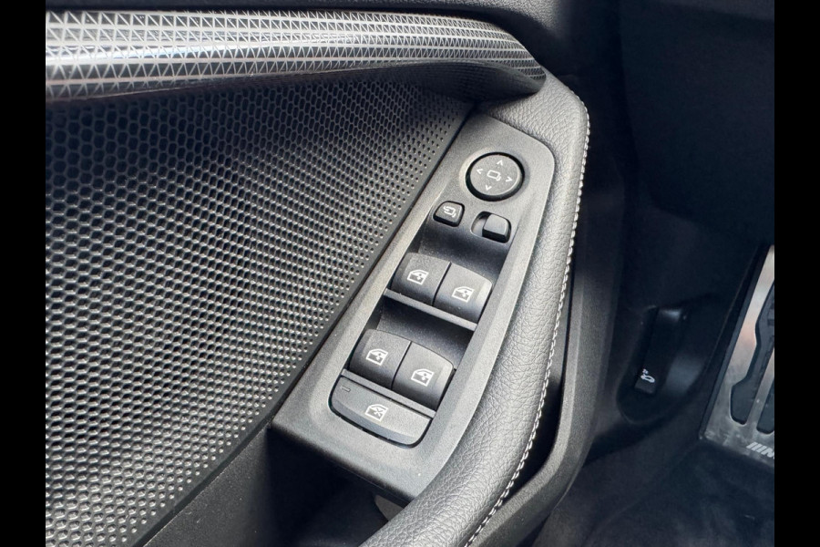 BMW 1-Serie (f40) 118i M Sport | Panoramadak, 19 inch, Leer, Stoel + Stuurverwarming, Keyless, Elektrische achterklep, Parkeercamera