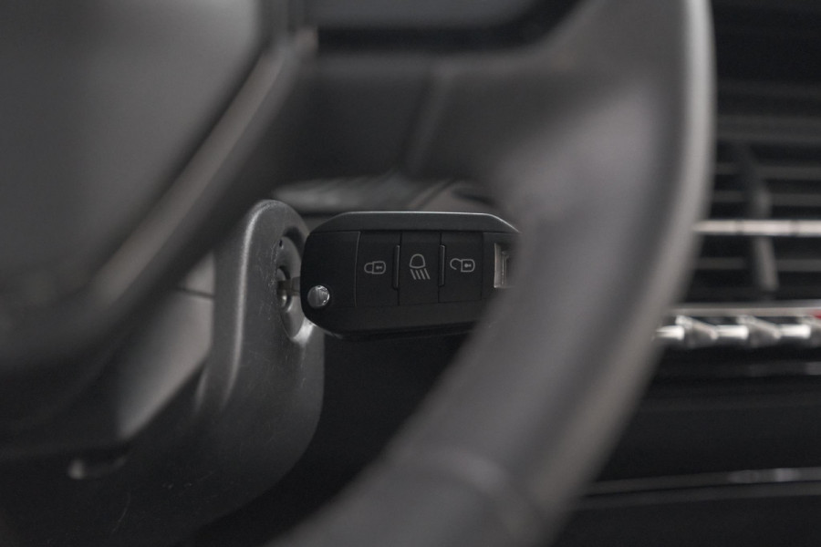Peugeot 2008 PureTech 100 Active Pack | Allseason Banden | Parkeersensoren | Navigatie | Apple Carplay