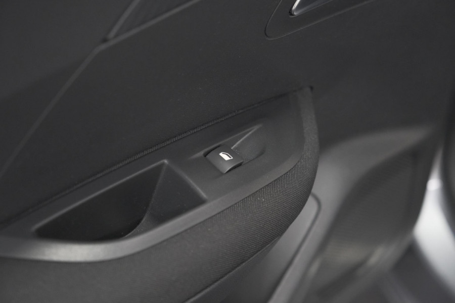 Peugeot 2008 PureTech 100 Active Pack | Allseason Banden | Parkeersensoren | Navigatie | Apple Carplay