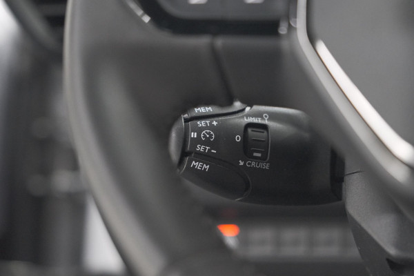 Peugeot 2008 PureTech 100 Active Pack | Allseason Banden | Parkeersensoren | Navigatie | Apple Carplay