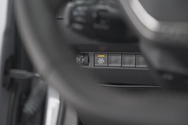 Peugeot 2008 PureTech 100 Active Pack | Allseason Banden | Parkeersensoren | Navigatie | Apple Carplay