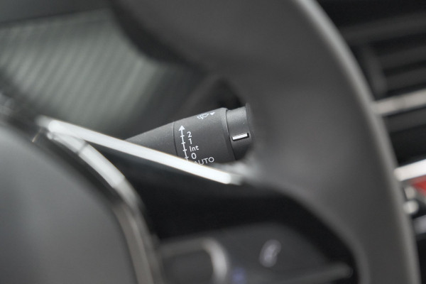 Peugeot 2008 PureTech 100 Active Pack | Allseason Banden | Parkeersensoren | Navigatie | Apple Carplay