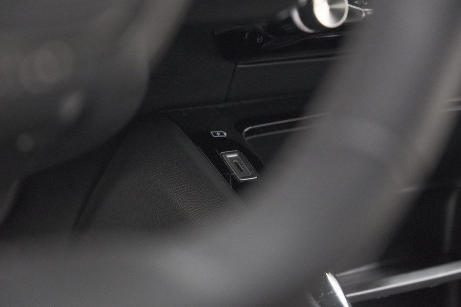 Peugeot 2008 PureTech 100 Active Pack | Allseason Banden | Parkeersensoren | Navigatie | Apple Carplay