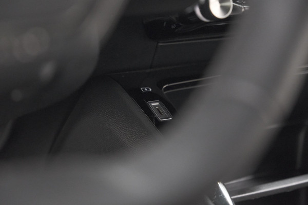 Peugeot 2008 PureTech 100 Active Pack | Allseason Banden | Parkeersensoren | Navigatie | Apple Carplay