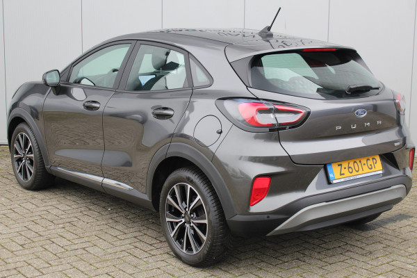 Ford Puma 1.0-125pk EcoBoost Mild-Hybrid Titanium. Fabrieksgarantie t/m 21-05-2027 ! Slechts 14.800km ! Volautm. airco, pdc achter, all season banden, stoel-, stuur- en voorraamverw., navigatie, telefoonvoorb., elektr. achterklep, cruise cntrl, keyless entry&go etc.