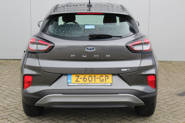 Ford Puma 1.0-125pk EcoBoost Mild-Hybrid Titanium. Fabrieksgarantie t/m 21-05-2027 ! Slechts 14.800km ! Volautm. airco, pdc achter, all season banden, stoel-, stuur- en voorraamverw., navigatie, telefoonvoorb., elektr. achterklep, cruise cntrl, keyless entry&go etc.