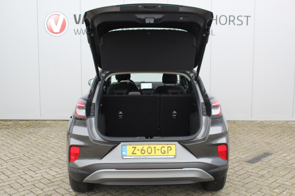 Ford Puma 1.0-125pk EcoBoost Mild-Hybrid Titanium. Fabrieksgarantie t/m 21-05-2027 ! Slechts 14.800km ! Volautm. airco, pdc achter, all season banden, stoel-, stuur- en voorraamverw., navigatie, telefoonvoorb., elektr. achterklep, cruise cntrl, keyless entry&go etc.