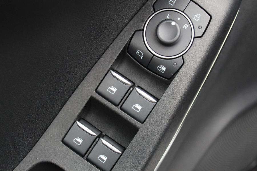 Ford Puma 1.0-125pk EcoBoost Mild-Hybrid Titanium. Fabrieksgarantie t/m 21-05-2027 ! Slechts 14.800km ! Volautm. airco, pdc achter, all season banden, stoel-, stuur- en voorraamverw., navigatie, telefoonvoorb., elektr. achterklep, cruise cntrl, keyless entry&go etc.